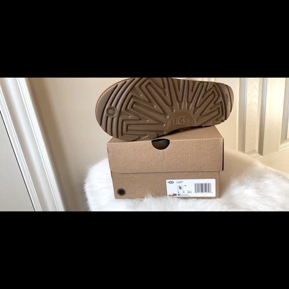 Ugg Slippers - brand new - Size 5, fits women 6 - Picture 4 of 4